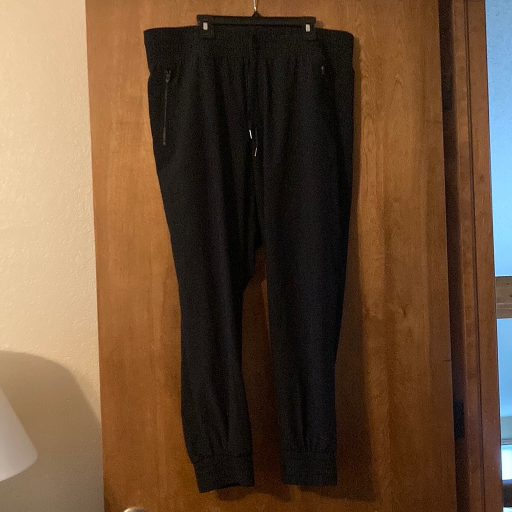 Lightweight black joggers